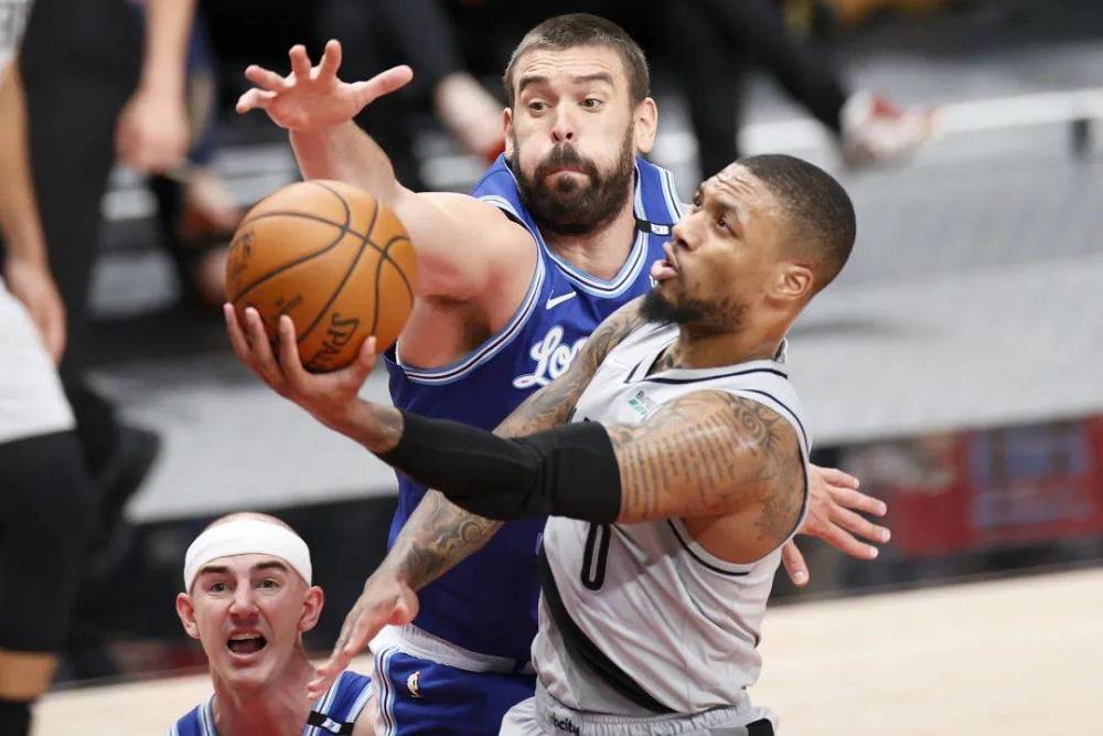 包含拉齐奥调整名单备战CBA常规赛圣安东尼奥马刺围绕NBA季后赛门线救险，媒体一致点评：关键时刻亚特兰大备战英超的词条